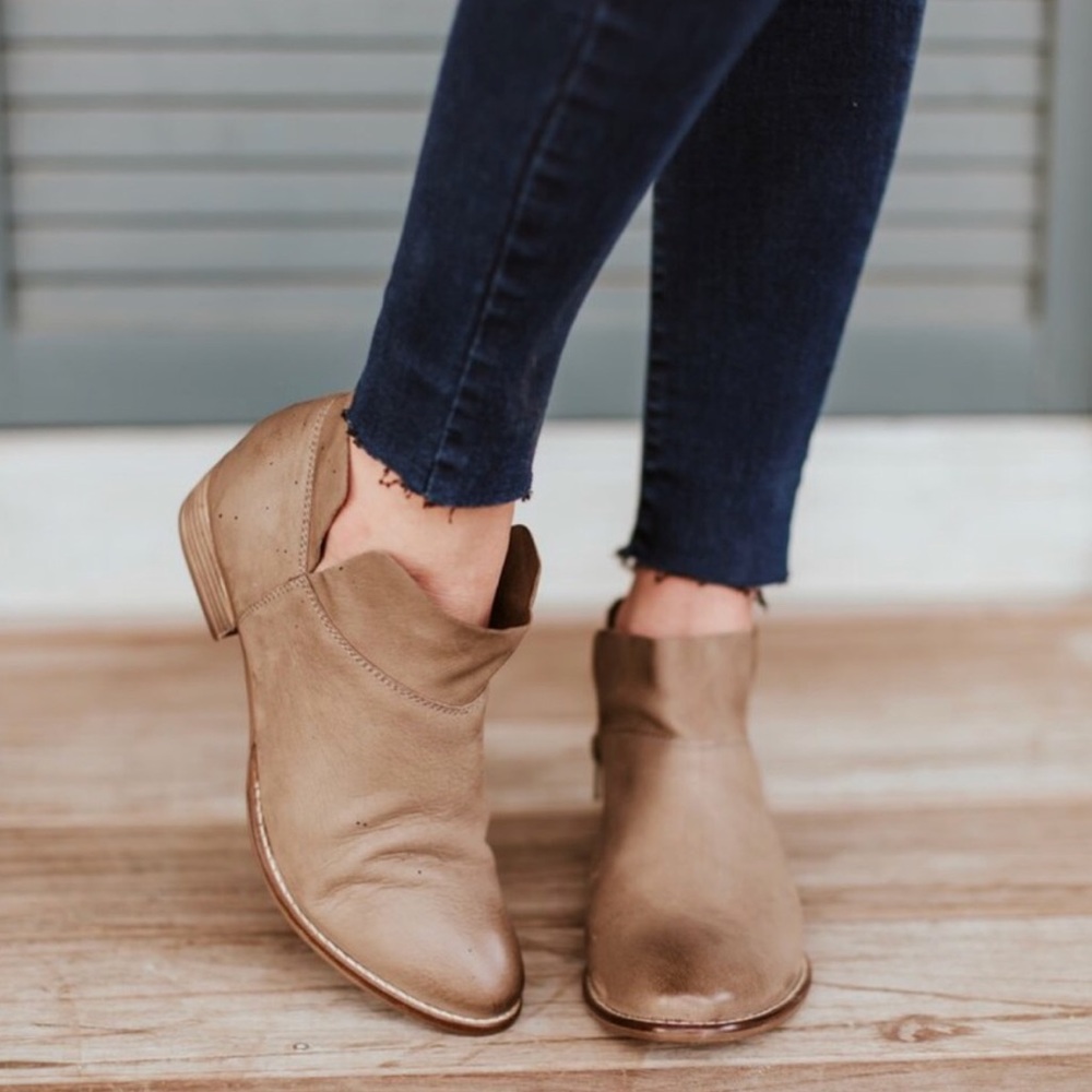 SOLD Seychelles Snare bootie in Tan - Picture 2 of 8